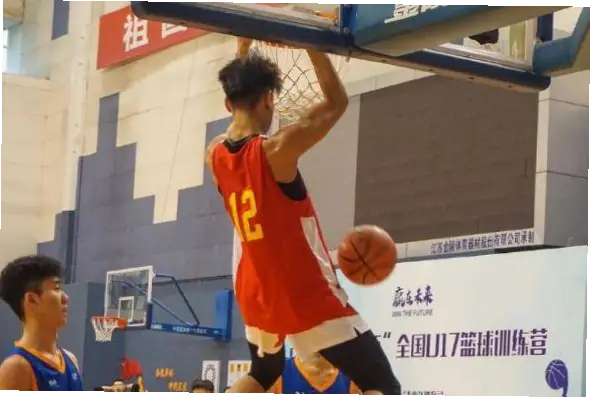 易建联16岁闯CBA，少年初露锋芒靠什么？